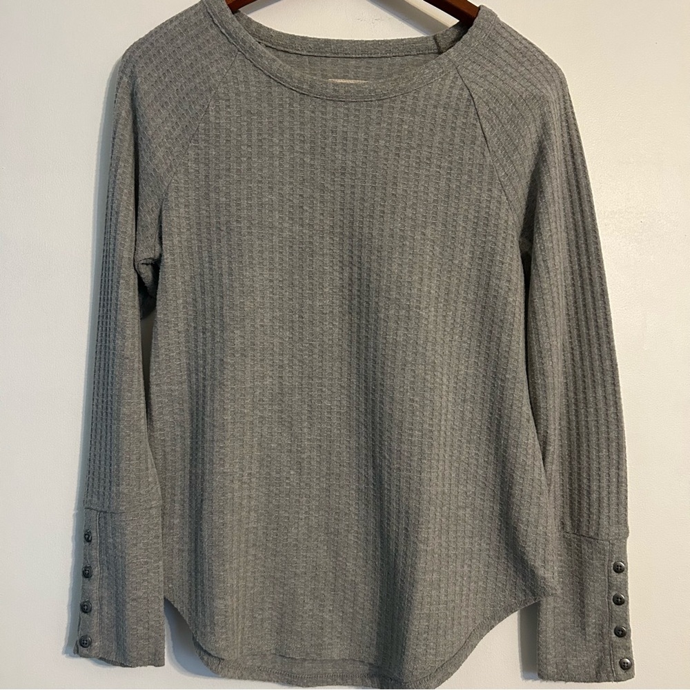 Cha Sor Gray Long Sleeve Waffle Knit Top Size Small Metal Buttons on Cuff